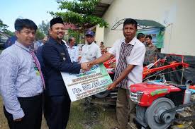 Pemkab Aceh Besar Terima 10 Hand Traktor Dari Csr Bank Aceh Syariah Dialeksis Dialetika Dan Analisis