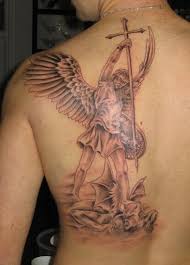 San miguel lleva un manto que significa la protección de dios de las entidades malignas. 100 Tatuajes De San Miguel Que No Debes Perderte Tatuajesweb Info