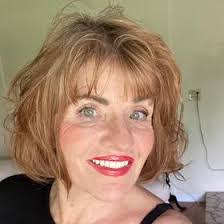 Elizabeth Dingman's Instagram, Twitter & Facebook