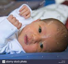 Cerca De Tres Dias De Edad Mostrando Bebe Ictericia Ojos Amarillos Fotografia De Stock Alamy