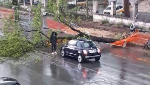 I fenomeni saranno accompagnati da. Maltempo Nubifragio A Roma Grandine Alberi Caduti E Allagamenti Tromba D Aria A Civitavecchia E Neve Al Terminillo La Repubblica