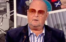 Why does Simon Reeve wear a scarf?