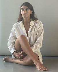 Motherhood is on sevdaliza 's mind. Sevdaliza On Instagram I Feel A Change Coming Over Me Female Musicians Iconic Women Boudoir Poses