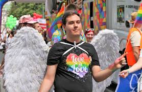 Die regenbogenparade ist eine wichtige politische demonstration für die rechte von lesbischen, schwulen, bisexuellen, transgender, intergeschlechtlichen und queeren menschen. Regenbogenparade 2019 Wien Europride Vienna Wien