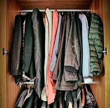 An einem sonnigen tag steigen zwei männer, die einen kleiderschrank tragen, aus der ostsee an den strand von sopot. Basisgarderobe So Viele Anzuge Und Hemden Braucht Mann Welt