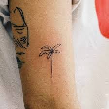 Hand Poked Palm Tree Tattoo On The Right Upper Arm Tatuajes De Palmeras Tatuaje Arbol Tatuajes Al Azar