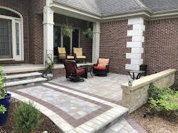 By mixing these two plants, you can have green plants throughout the year, and you can freely add or remove flowering plants as the season changes. Front Yard Seating Area Front Yard Patio Front Yard Seating Front Courtyard