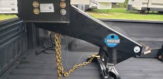 One of the first differences between a gooseneck and a fifth wheel hitch is how it attaches to your truck. Adapters For Towing A 5th Wheel Trailer With A Gooseneck Hitch Etrailer Com