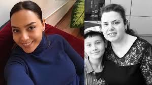 Önce i̇ngi̇li̇zce sonra havuz önce kızına i̇ngilizce dersi aldıran, sonra havuzda yüzmesini izleyen gündeş, gözlerini alara'nın üzerinden ayırmadı. Ebru Gundes In Kiz Kardesi Ortaya Cikti