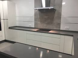 Cocina Puerta Luxe Blanca Finger Pull Y Silestone Gris Marengo Maxcocinas