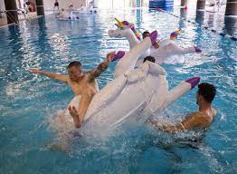 Последние твиты от harry maguire (@harrymaguire93). England Aces Race On Inflatable Unicorns As They Cool Off In The Pool After Late Triumph Over Tunisia