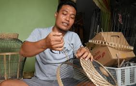 Kami beritahukan sebelumnya, tingkat kerumitan membuat kandang burung tergantung dari model sangkar. Sangkar Motif Kejawen Paling Diburu Penghobi Perkutut Beta News