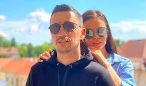 Ieri, cei doi au postat pe rețelele de socializare câteva imagini de la fericitul eveniment. Flick Domnul RimÄ S A CÄsÄtorit Cine Este Aleasa Lui Èi In Ce Loc Superb Èi Au Unit Cei Doi Destinele Primele Imagini Impact