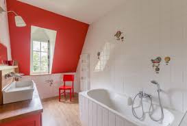 12 photos of the salle de bain rouge et blanc. Salle De Bain Avec Un Mur Rouge Photos Et Idees Deco De Salles De Bain Mars 2021 Houzz Fr