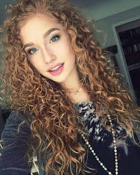 You can go for a twist effect or slightly edgier by leaving a few curls hanging loosely. Did You Know That Women Who Wear Makeup To An Interview Are More Likely To Get A Job Over Those That Naturkrause Haare Stylen Haarschnitt Naturlocken Frisuren