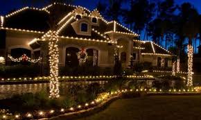 Love twinkling christmas lights on your tree? This Is What Outdoor Christmas Lights Are Supposed To Look Like These L Decorating With Christmas Lights Christmas Light Installation Christmas Lights Outside