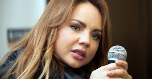Марина и отец лука степанов. Pevica Maksim Vpervye Posle Avarii Vystupila Na Scene