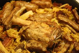 Le costine al forno sono un secondo piatto di carne succulento accompagnato con patate e insaporito al rosmarino e paprika. Stufato Misto Di Maiale Con Verza Grembiule Da Cucina