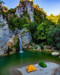 Kastamonu'nun pınarbaşı ilçesi.küre dağları milli parkının güneyinde yer alan ilçe çok güzel bir böylece ulaşılabilen yere kadar mağaranın uzunluğu 858 m'dir. Gezgin Ankara Karadeniz In Dik Kure Daglarinda Yer Alan Ilica Selalesi Kiyisindayiz Ilica Koyu Sinirlarinda Kastamonu Pinarbasi Na 12 Kilometre Uzaklikta Olan Ilica Selalesi 15 Metre Yukseklikten Dokulur Ilica