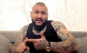 Indiferent că ne convine sau nu, în momentul în care devenim influenceri, în orice manieră se întâmplă acest lucru, trebuie să avem o responsabilitate față de publicul care ne urmărește. Manelistul Dani Mocanu Condamnat La Inchisoare Cu Executare Pentru Melodia Curwa