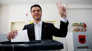 We mentioned voting at the european elections, in which less than 50 % of voters took part. Hangepartie Bei Wahlen In Albanien Aktuell Europa Dw 26 04 2021