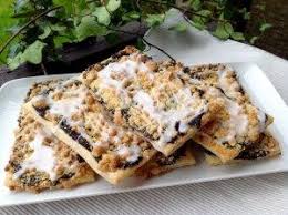 Prasselkuchen Blatterteig Mohn Streusel Und Zuckerguss Aus Meinem Kuchen Und Tortenblog Prasselkuchen Kuchen Brot Backen Mit Backpulver