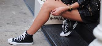 Apakah membuat gambar wajah hitam putih itu mudah? Kasut Hitam Dengan Tapak Putih