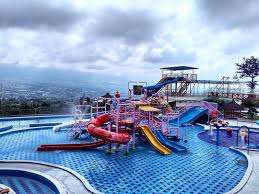 Banyak wisatawan dari mojokerto atau dari luar mojokerto yang menyempatkan menikmati pemandian bale kambang. Fasilitas Dan Harga Tiket Masuk Batu Wonderland Malang Tempat Liburan Keluarga Yang Menyenangkan Daka Tour