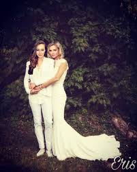Pin By Bdasswarrior On Elycia Imagenes Y Fan Art Lesbian Wedding Photography Eliza Taylor The 100 Clexa