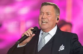 Und mir war dein rat als spielkamerad. Konzert In Der Porsche Arena 4500 Fans Feiern In Stuttgart Mit Roland Kaiser Kultur Stuttgarter Nachrichten