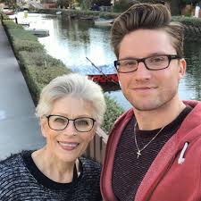 Big BIG Happy Birthday to this timeless beauty. 70?! What?! Killing it Mom  ✊🏼 I've been taller than you for a while, but I'll forever look up to you.  Happy Birthday Mom.