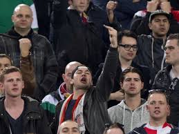 De spits raakte zondag in het duel tegen ajax geblesseerd nadat zijn voet dubbel klapte na een sliding. 28 Festnahmen Nach Feyenoord Randalen In Rom Fussball