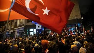 Turkije (türkiye) gelegen tussen de middellandse zee en de zwarte zee op de grens van europa en azië. Protesterende Turken In Nederland Hoe Kan Dat Nou Rotterdam Ad Nl