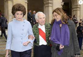 Le 21 octobre 1990, jean d'ormesson était invité à une table ronde à l'occasion de la deuxième édition de la cité de la réussite, à la sorbonne. Jean D Ormesson Avec Sa Femme Francoise Beghin Et Leur Fille Heloise Le Journaliste Ecrivain Marc Lambron Entre A L Academie Francaise A Paris Le 14 Avril 201 Purepeople