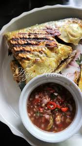 Mulai dari resep ikan bakar bumbu kecap, ikan bakar bumbu padang yang sarat bumbu, ikan bakar madu, sampai ikan bakar teflon yang sederhana dan mudah dibuat dengan peralatan dapur seadanya. Ikan Terubuk Bakar Dengan Air Asam Pencicah Azie Kitchen