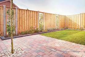 een prachtige ruime tuin met een stevige hout beton schutting schutting tuin tuin tuin ideeen