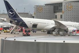 El momento exacto en que colapsó la parte delantera de un avión cuando estaba por salir en el aeropuerto de Frankfurt