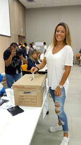 Mantente informado con las últimas noticias, videos y fotos de ricardo arjona que te brinda univision | univision. Emisoras Unidas Pa Twitter Esposa De Ricardo Arjona Emite Su Voto En La Consulta Popular Plebiscito16j En Guatemala