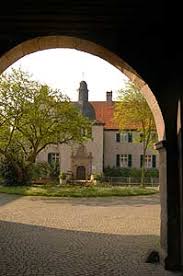 1904 kauft die gelsenkirchener bergwerk ag das haus dellwig, bevor 1978 die stadt dortmund eigentümer wird. Wasserschloss Haus Dellwig