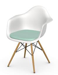Replicas are made in the exact same way. Die Geschichte Hinter Dem Eames Plastic Chair Von Ray Charles Eames Solebich De