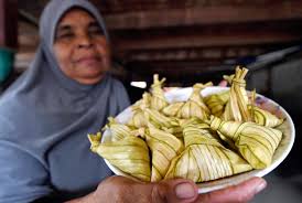 Masyarakat jaman now memang sudah terbiasa memanfaatkan internet di smartphone untuk mendapatkan informasi gambar maupun video untuk dijadikan wawasan salah satunya dalam memasak, dan sesuai judul postingan kali ini admin akan membahas tentang step by step cara memasak resepi ketupat palas. Ketupat Palas Mak Cik Nab Terbang Ke Arab Saudi Rencana Mstar