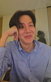 hi army i missed j-hope's live because i live in india and anyway it came  live at 8:41 it's midnight here. So I just watched the j-hope live video.He  seems very happy.