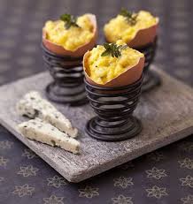 Oeufs Brouilles Au Roquefort En Coquille Menu De Paques Recette Alimentation Recettes De Cuisine Recette