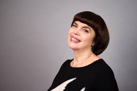 En 54 ans de carrière, mireille mathieu a enregistré 1200 chansons en 9 langues. Zvezda Francuzskoj Estrady