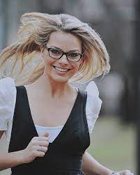 Ма́рго эли́с ро́бби — австралийская актриса и кинопродюсер. A Imagem Pode Conter 1 Pessoa Oculos E Atividades Ao Ar Livre Margot Robbie Actress Margot Robbie Margot Robbie Hot