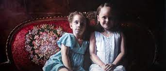 Benjamin rees dokumentar kunstneren og tyven starter idet to store oljemalerier signert den unge og forholdsvis uetablerte tsjekkiske kunstneren barbora kysilkova blir stjålet fra galleri nobel i oslo. Den Andre Tyven I Kunstneren Og Tyven Montages