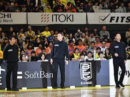 Bリーグの審判になるには、 jba公認ライセンスを取得する必要 があります。 jba公認ライセンスとはランクに合わせて、最も高いs級からa、ｂ、c、d、eがあり (eが最も低い)、s級の審判とa級の認められた1部の審判しかbリーグで笛を吹くことはできません。 æº–å‚™ã¯ã„ã„ã‹ Jbaå¯©åˆ¤ã‚°ãƒ«ãƒ¼ãƒ—ã«èžã å¾Œç·¨ æ–°ãƒ«ãƒ¼ãƒ«å¤‰æ›´ç‚¹ã«ã¤ã„ã¦ ãƒã‚¹ã‚±ãƒƒãƒˆãƒœãƒ¼ãƒ«ã‚­ãƒ³ã‚°
