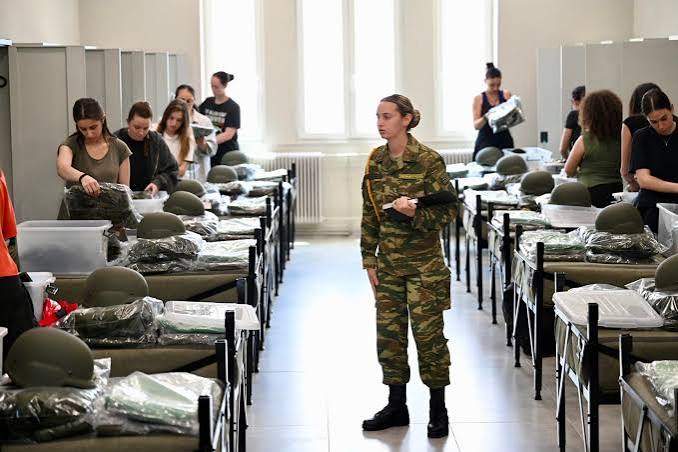 Παρουσιάστηκαν οι πρώτες γυναίκες στον Ελληνικό Στρατό [εικόνες - βίντεο]