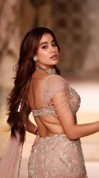 जान्हवी कपूर पीले कलर के कपड़ो में काफ़ी खूबसूरत लग रही है उनकी हॉटनेस ही  सबसे अलग है बड़े बड़े...See more