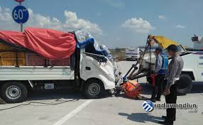 Seperti diketahui bahwa sopir truk cabai dituntut untuk lebih lanjut. Sopir Ngantuk Swift Tabrak Truk Trailer Di Tol Sragen Ngawi Radar Madiun